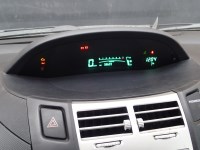 Неисправный щиток от автомобиля Toyota Yaris Сломалась приборная панель Тойота Ярис